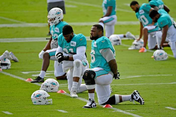 Defensive End Curtis Weaver